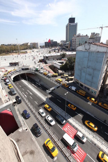 Taksim'de tabela komedisi!