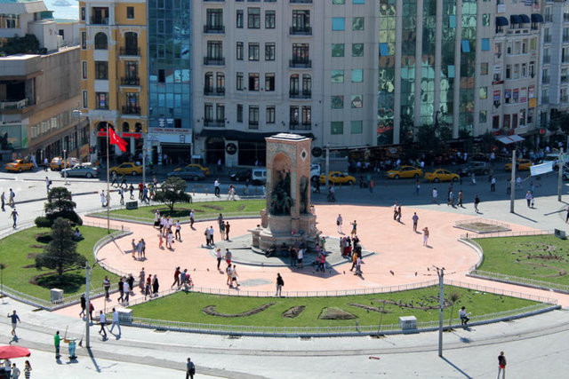 Taksim'de tabela komedisi!