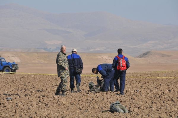 Sivas'ta askeri uçak düştü!