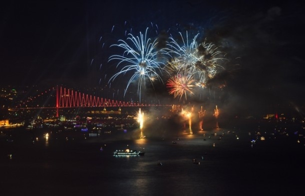 Boğaz'daki havai fişek gösterisini konuklarıyla izledi