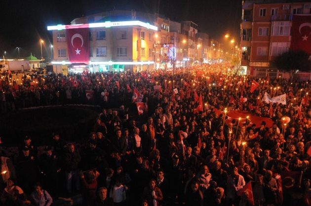 Boğaz'daki havai fişek gösterisini konuklarıyla izledi