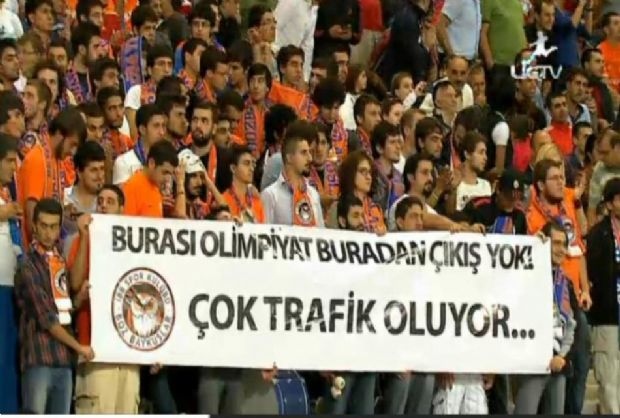 Bu pankart olay olur!