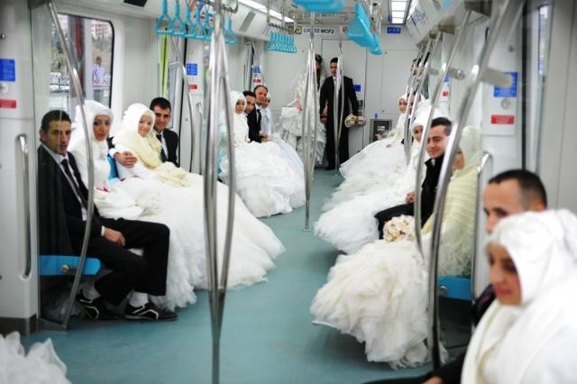 Marmaray’dan gelin-damat geçti