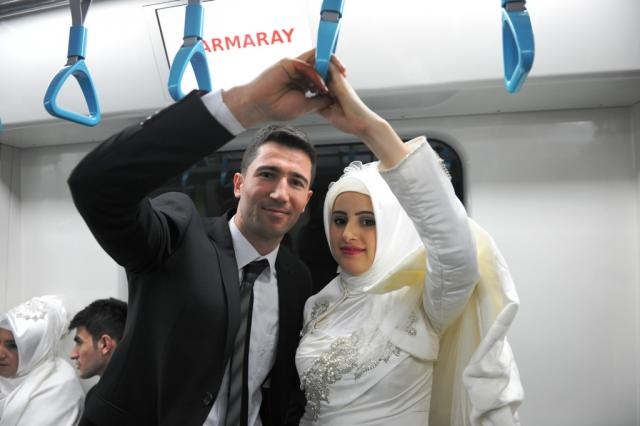 Marmaray’dan gelin-damat geçti