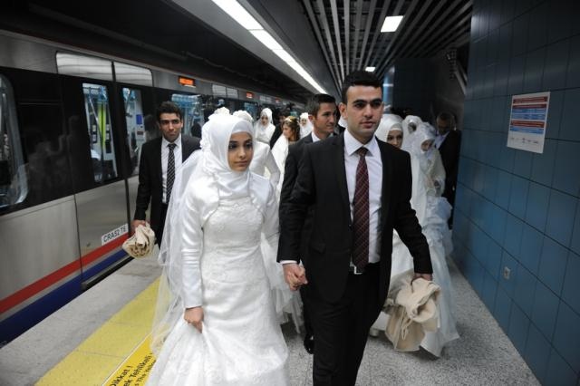 Marmaray’dan gelin-damat geçti