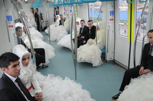 Marmaray’dan gelin-damat geçti