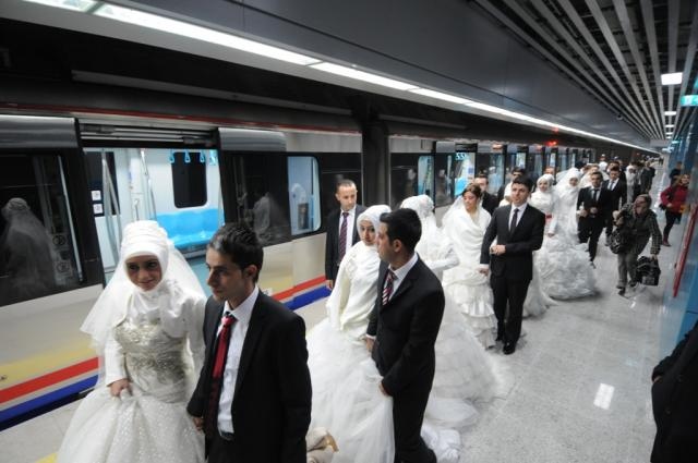 Marmaray’dan gelin-damat geçti