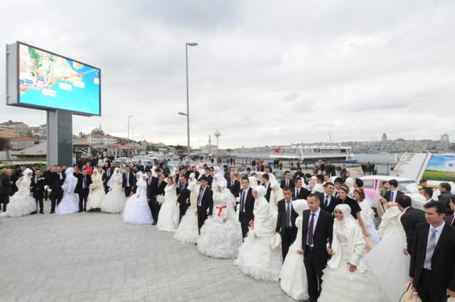 Marmaray’dan gelin-damat geçti