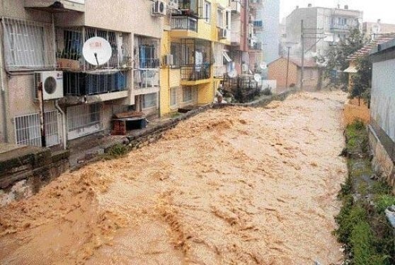 İzmir'i sel bastı