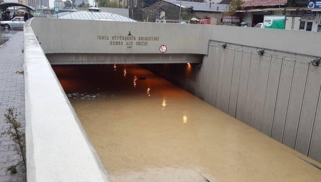 İzmir'i sel bastı