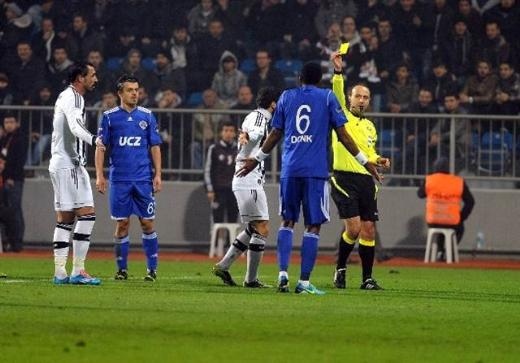 Kasımpaşa - Beşiktaş maçında saha karıştı