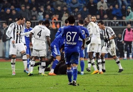 Kasımpaşa - Beşiktaş maçında saha karıştı