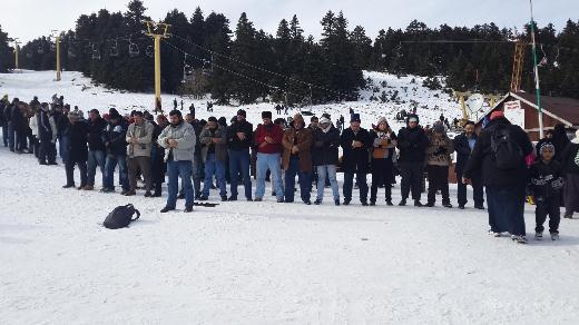 Kar kış demediler Namaza durdular