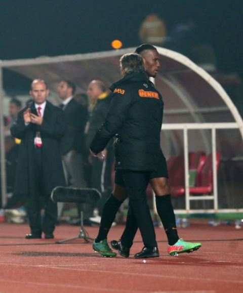 Drogba oyundan çıkarılınca tepki gösterdi