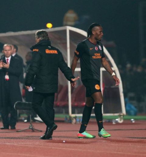 Drogba oyundan çıkarılınca tepki gösterdi