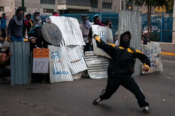 Venezuela'da polisle göstericiler çatıştı