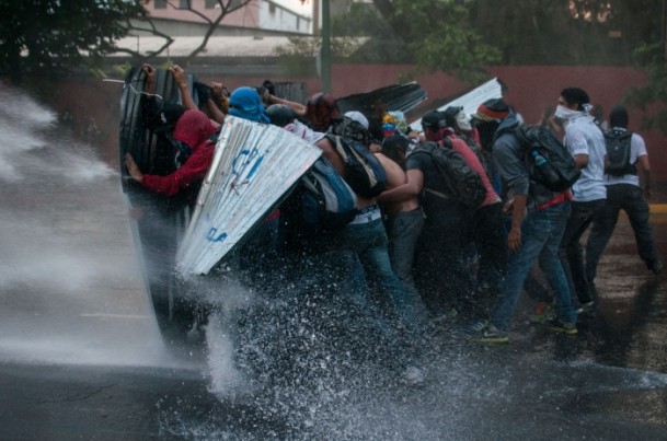 Venezuela'da polisle göstericiler çatıştı