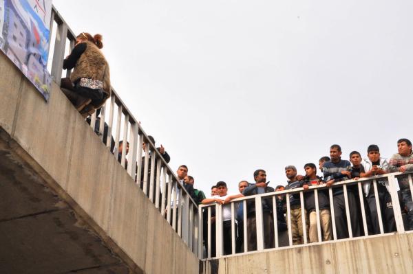 Son anda eteğinden yakaladılar