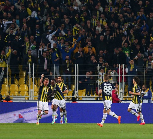 Lider Fenerbahçe durmuyor