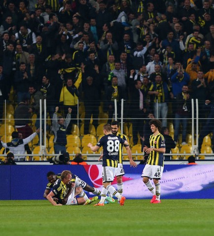 Lider Fenerbahçe durmuyor