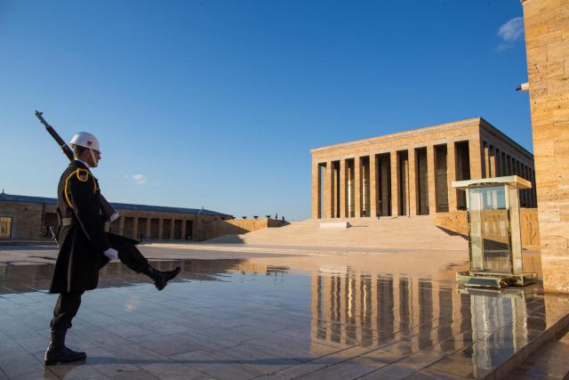 "Bir ışık da sen yak Anıtkabir'de..."