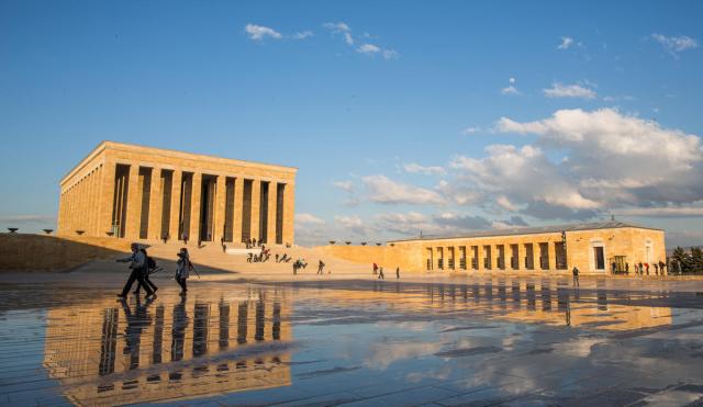 "Bir ışık da sen yak Anıtkabir'de..."