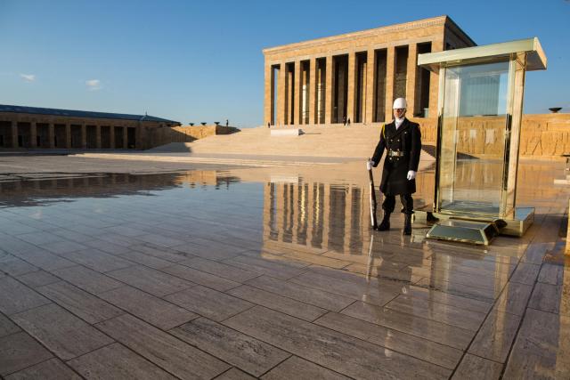 "Bir ışık da sen yak Anıtkabir'de..."