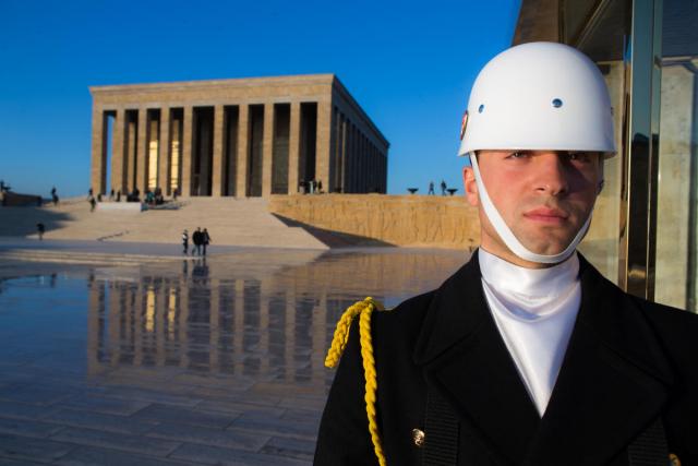 "Bir ışık da sen yak Anıtkabir'de..."