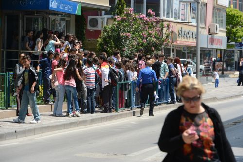 Ege'deki büyük deprem vatandaşı sokağa döktü