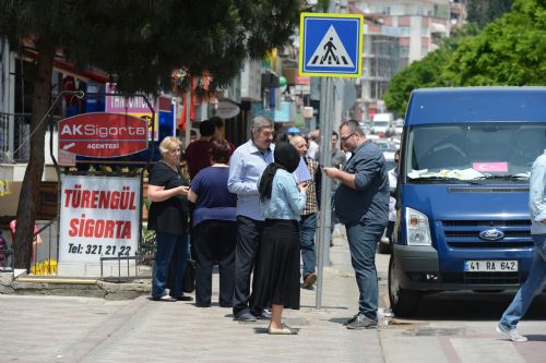 Ege'deki büyük deprem vatandaşı sokağa döktü