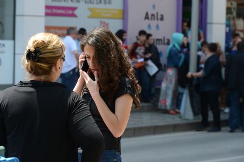 Ege'deki büyük deprem vatandaşı sokağa döktü