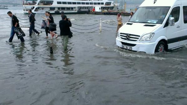 Üsküdar'da karayla deniz birleşti!