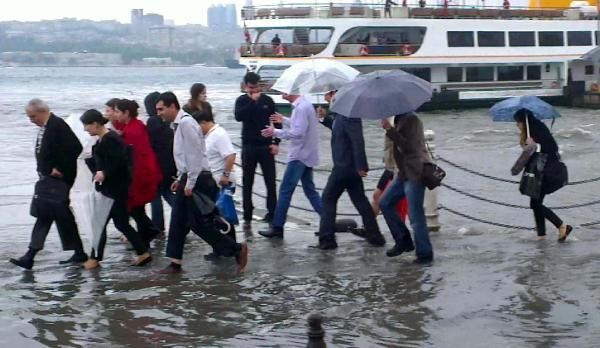 Üsküdar'da karayla deniz birleşti!