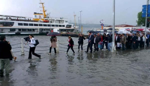 Üsküdar'da karayla deniz birleşti!