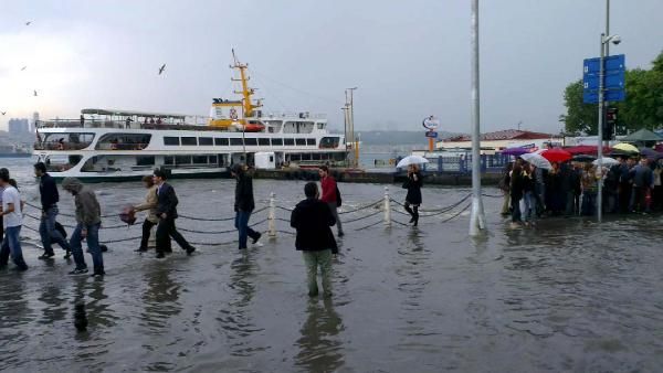 Üsküdar'da karayla deniz birleşti!