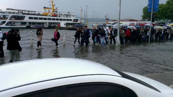 Üsküdar'da karayla deniz birleşti!