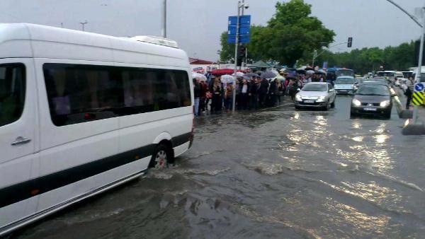 Üsküdar'da karayla deniz birleşti!