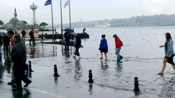 Üsküdar'da karayla deniz birleşti!