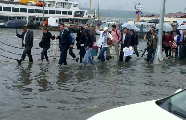 Üsküdar'da karayla deniz birleşti!