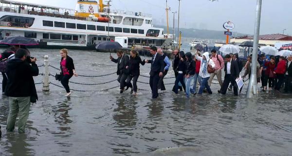 Üsküdar'da karayla deniz birleşti!