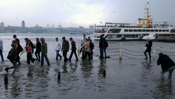 Üsküdar'da karayla deniz birleşti!