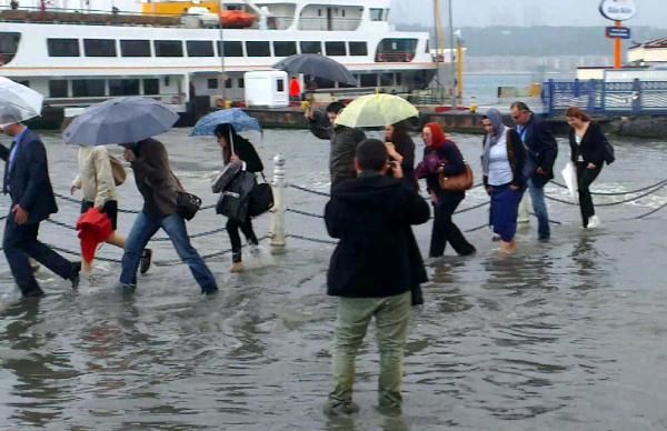 Üsküdar'da karayla deniz birleşti!