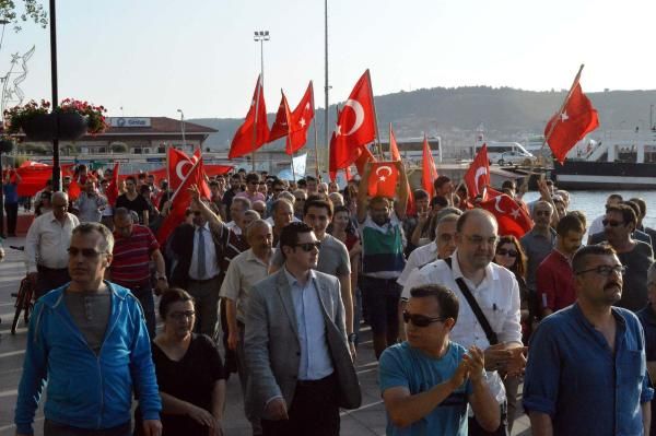 'Bayrağa saygı' için yürüdüler