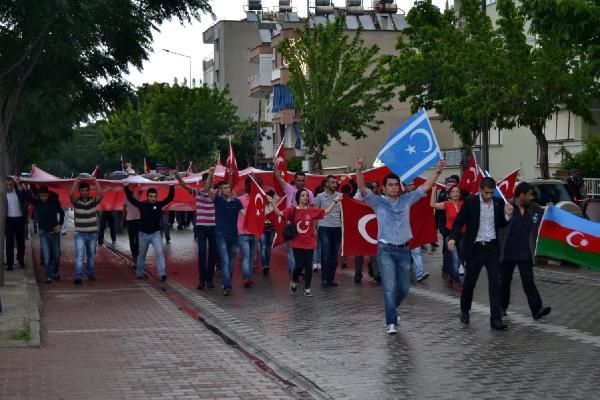 'Bayrağa saygı' için yürüdüler