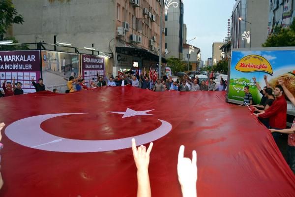 'Bayrağa saygı' için yürüdüler