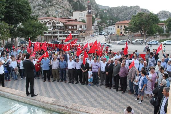 'Bayrağa saygı' için yürüdüler