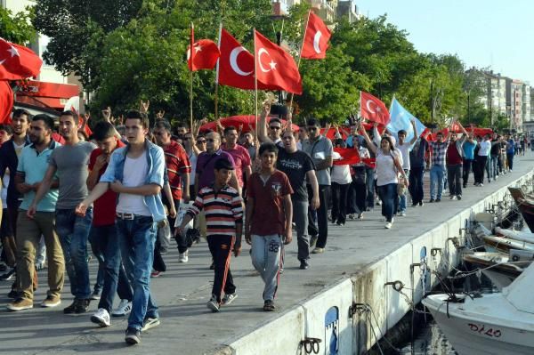 'Bayrağa saygı' için yürüdüler