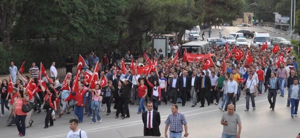 'Bayrağa saygı' için yürüdüler