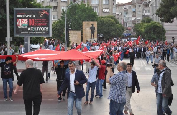 'Bayrağa saygı' için yürüdüler