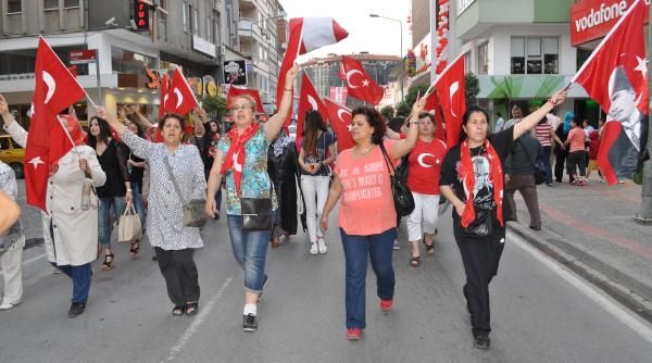 'Bayrağa saygı' için yürüdüler